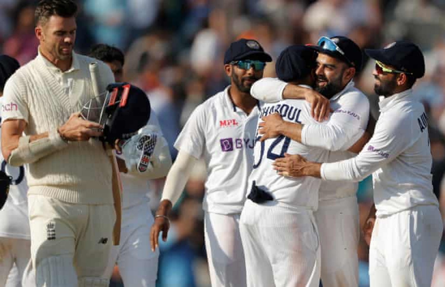 އިންޑިއާ އާއި އިންގެލްނޑުގެ ޓެސްޓް މެޗުގެ ތެރެއިން އިްނޑިއާ ޓީމުގެ ކުޅުންތެރިން އުފާފާޅު ކުރަނީ. -- ފޮޓޯ: ދި ގާޑިއަން