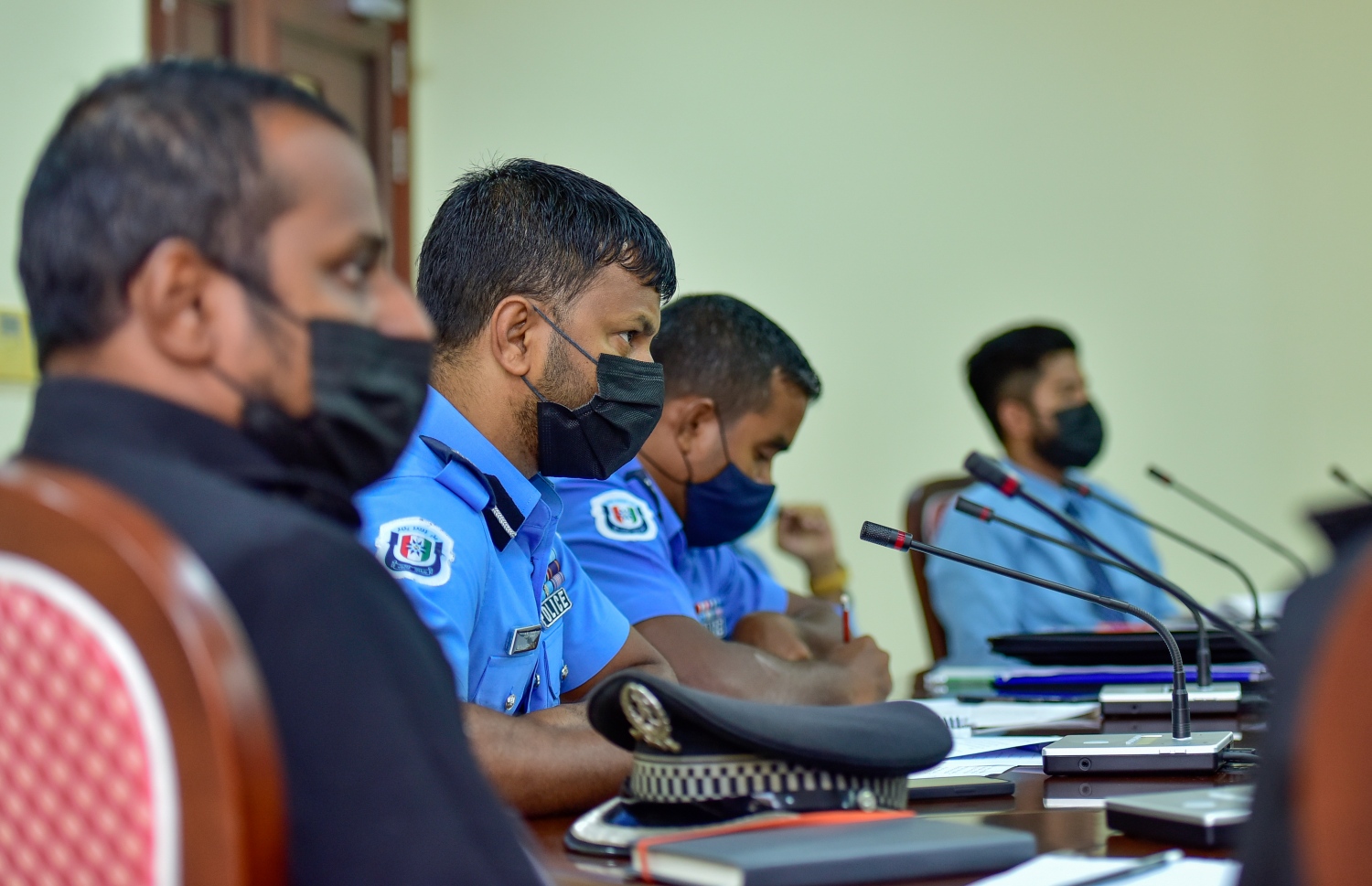 ރައްޔިތުންގެ މަޖިލީހުގެ ޕެޓިޝަން ކޮމިޓީން މިދިޔަ އަންގާރަ ދުވަހު ބޭއްވި ބައްދަލުވުމުގައި އެސިސްޓެންޓް ކޮމިޝަނާ އޮފް ޕޮލިސް ރިޔާޒު (ވ) އަދި ޑީއީޑީގެ ހެޑް ސުޕްރިޓެންޑެންޓު އޮފް ޕޮލިސް ޝާކިރު  ބައިވެރިވެވަޑައިގަންނަވަނީ.-- ފޮޓޯ: އަހުމަދު އަވްޝަން/ މިހާރު