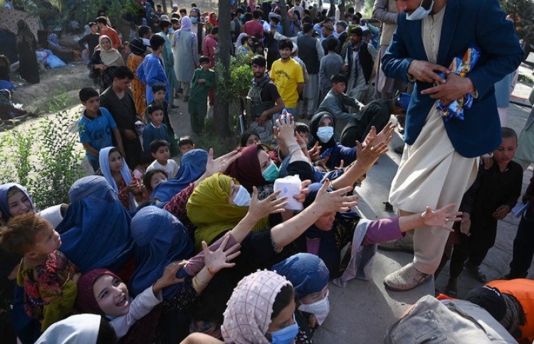 އަފްގާނުގެ ގިނަ ބަޔަކު ތިބީ ކާބޯތަކެއްޗަށް ޖެހިފައި