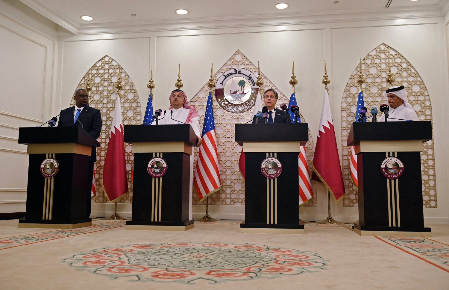 ސެޕްޓެމްބަރު 7، 2021: (ކ-ވ) ގަތަރުގެ ހާރިޖީ ވަޒީރު މުހައްމަދު ބިން އަބްދުއްރަހްމާން، އެމެރިކާގެ ހާރިޖީ ވަޒީރު އެންޓޮނީ ބްލިންކެން، ގަތަރުގެ ދިފާއީ ވަޒީރު ޚާލިދު ބިން މުހައްމަދު އަދި އެމެރިކާގެ ދިފާއީ ވަޒީރު ލޮއިޑް އޮސްޓިން، ގަަތަރުގެ ވެރިރަށް ދޯހާގައި ނޫސްވެރިންނާ ބައްދަލުކުރައްވަނީ. --އޭއެފްޕީ