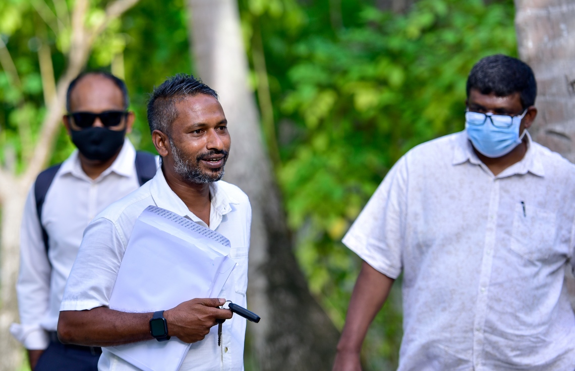 ރިހިވެލި ރިސޯޓް: ސެޕްޓެމްބަރު 7، 2021: ހަލް ޓުއާސްގެ އެއް ހިއްސާދާރު އަދި ރިސޯޓް މިހާރު ހިންގާ ސޭވް ދަ ޑްރީމްސް މޯލްޑިވްސްގެ މެނެޖިން ޑިރެކްޓަރު ހުސެއިން ޝިހާމް އަލީގެ ވަކީލު އިސްމާއިލް މުހައްމަދު އިއްޔެ ރިހިވެލި ރިޒޯޓުގައި.-- ފޮޓޯ: އަހުމަދު އަވްޝަން / މިހާރު