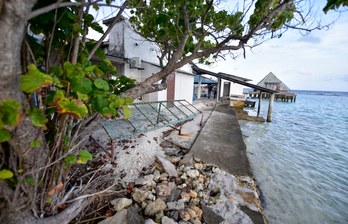 ރިިހިވެލި ރިސޯޓް: ސެޕްޓެމްބަރު 7، 2021: ރިހިވެލި ރިސޯޓް މިހާރު ހުރީ އެތާގައި މީހުންނަށް ނޫޅެވޭ ވަރަށް ތަން ހާލާކުވެ ރަށުގެ ގިނަ ސަރަހައްދު ގިރައިގެން ގޮސްފައި -- ފޮޓޯ: އަހުމަދު އަވްޝަން އިލްޔާސް/ މިހާރު