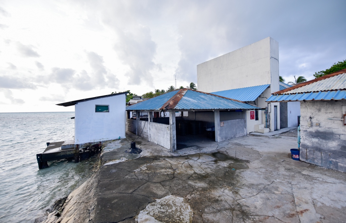 ރިިހިވެލި ރިސޯޓް: ސެޕްޓެމްބަރު 7، 2021: ރިހިވެލި ރިސޯޓް މިހާރު ހުރީ އެތާގައި މީހުންނަށް ނޫޅެވޭ ވަރަށް ތަން ހާލާކުވެ ރަށުގެ ގިނަ ސަރަހައްދު ގިރައިގެން ގޮސްފައި -- ފޮޓޯ: އަހުމަދު އަވްޝަން އިލްޔާސް/ މިހާރު