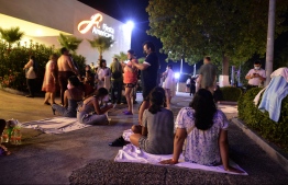 People remain outside a hotel after a quake in Acapulco, Guerrero state, Mexico on September 7, 2021. - The earthquake was felt strongly in parts of Mexico City, sending residents and tourists spilling into the streets from homes and hotels. -- Photo: Francisco Robles/ AFP
