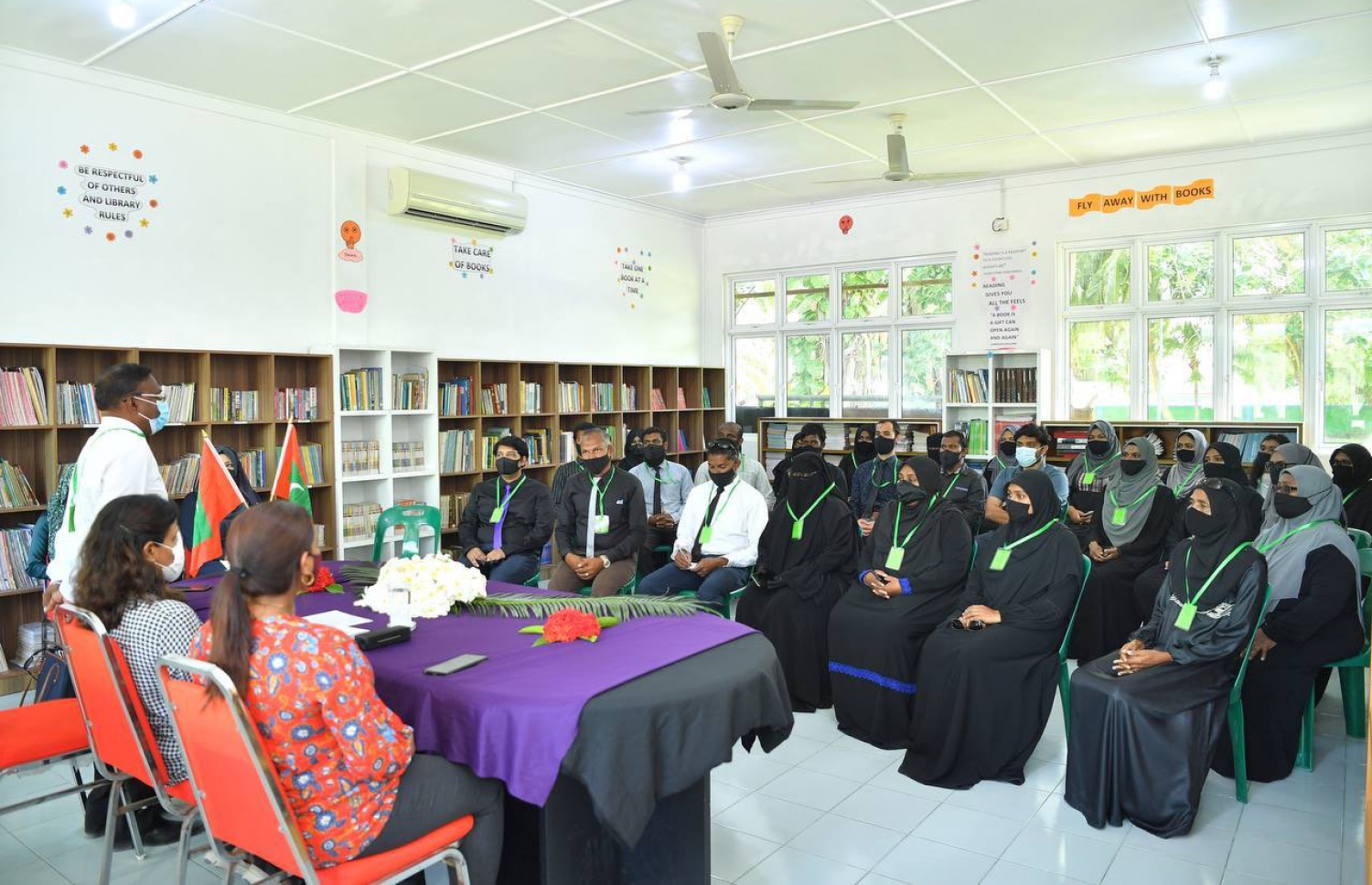 ބެލެނިވެރިންތަކަކާ ފަސްޓް ލޭޑީ ބައްދަލުކުރައްވަނީ. -- ފޮޓޯ/ ރައީސް އޮފީސް