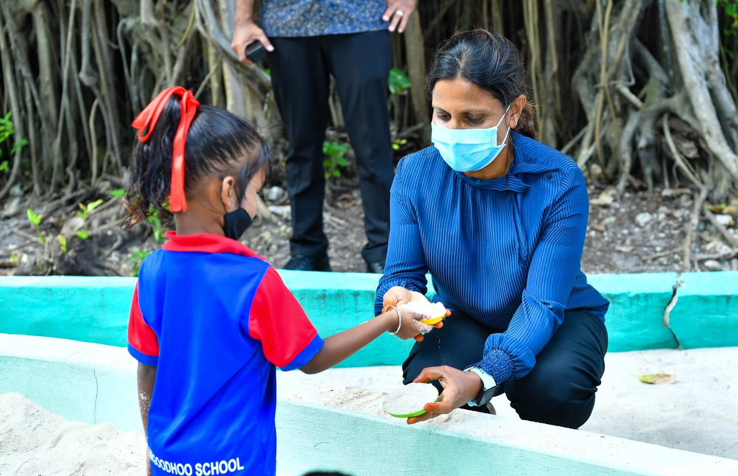 ފަސްޓް ލޭޑީ ފަޒްނާ ކުޑަކުއްޖަކާ އެކު: ރަށްތަކުގެ ސްކޫލަށް ވަޑައިގެން ބެލެނިވެރިންނާ އެކު ބައްދަލުވުންތައް ބޭއްވެވި. -- ފޮޓޯ/ ރައީސް އޮފީސް