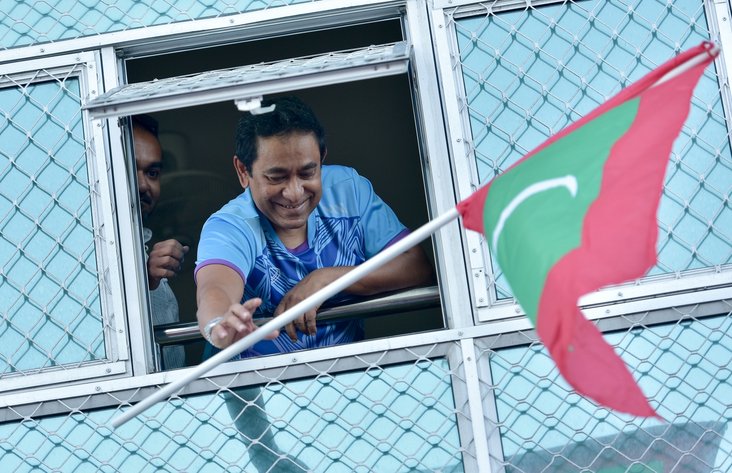 ކުރީގެ ރައީސް އަބްދުﷲ ޔާމީން ބަންދުގައި ހުންނެވިއިރު ގެކޮޅުގައި ހުންނަވައިގެން ޕީޕީއެމްގެ މުޒާހަރާއަކަށް ތާއީދުކުރައްވަނީ. -- ފޮޓޯ: ނިޝާން އަލީ/މިހާރު