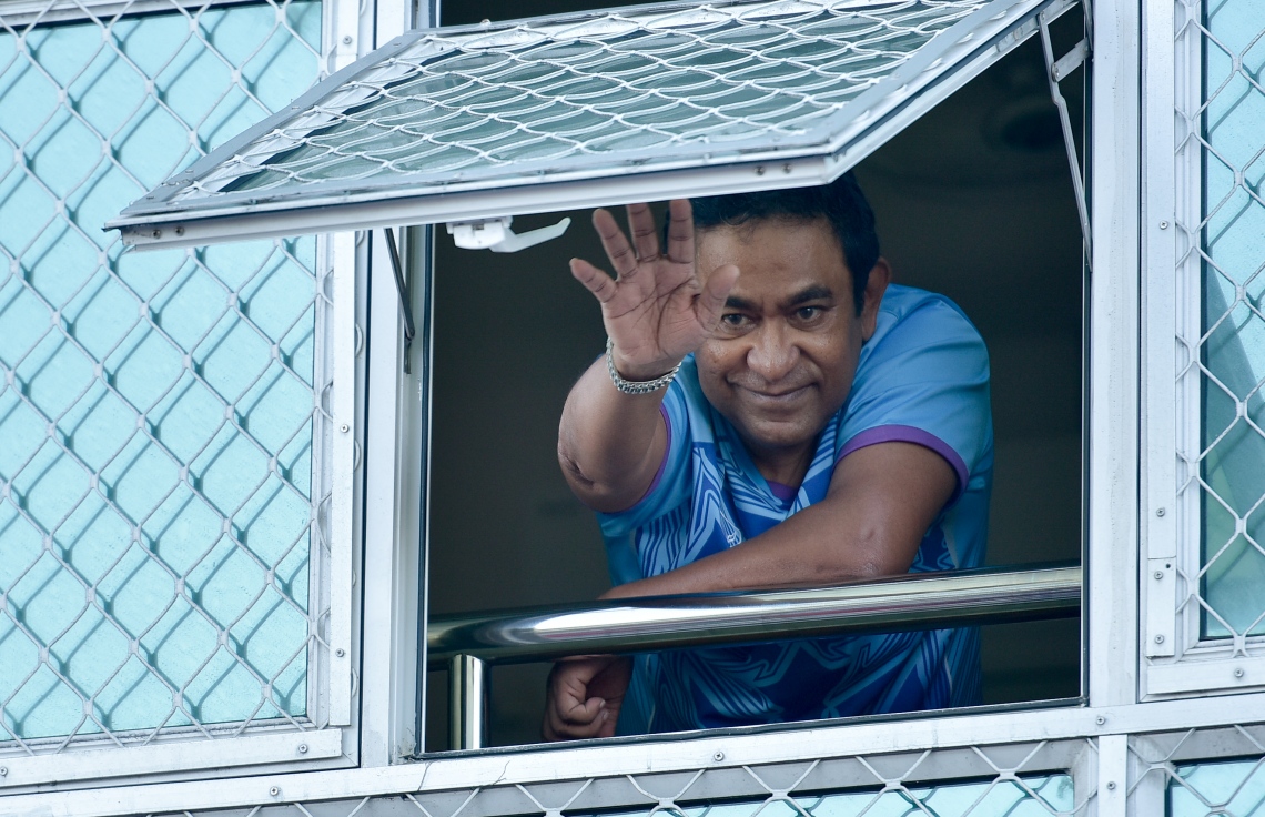 އިދިކޮޅުގެ މުޒާހަރާގެ ބައިވެރިން ޔާމީންގެ ގެކޮޅުގެ ކުރިމައްޗަށް މިއަދު ހަވީރު އެއްވުމުން އެ މަނިކުފާނު ކުޑަދޮރުން ބޯ ދިއްކުރައްވައި، ތާއީދު ހާމަކުރައްވަނީ.---ފޮޓޯ: ނިޝާން އަލީ/މިހާރު