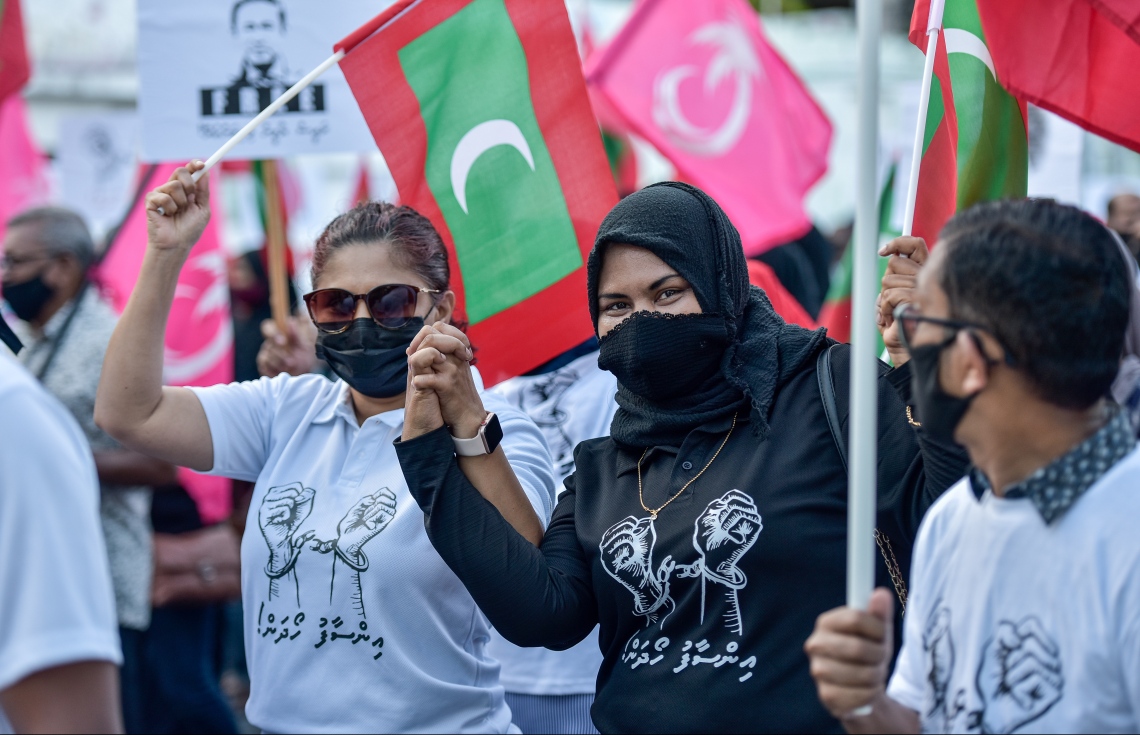 މާލެ- ސެޕްޓެމްބަރު 10، 2021: ކުރީގެ ރައީސް އަބްދުﷲ ޔާމީން މިނިވަން ކުރުމަށް ގޮވާލައި އިދިކޮޅު ޕީޕީއެމް/ޕީއެންސީ ކޯލިޝަނުން މިއަދު ބޭއްވި ހިނގާލުމުގައި ސަޕޯޓަރުން ބައިވެރިވަނީ--. ފޮޓޯ: ނިޝާން އަލީ/މިހާރު