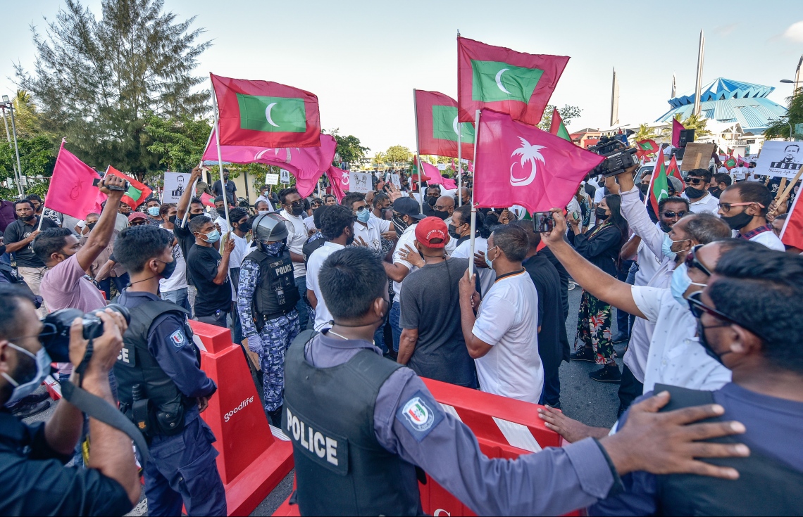 މާލެ- ސެޕްޓެމްބަރު 10، 2021: ކުރީގެ ރައީސް އަބްދުﷲ ޔާމީން މިނިވަން ކުރުމަށް ގޮވާލައި އިދިކޮޅު ޕީޕީއެމް/ޕީއެންސީ ކޯލިޝަނުން މިއަދު ބޭއްވި ހިނގާލުން ކޮންޓްރޯލް ކުރުމަށް ފުލުހުން މަސައްކަތް ކުރަނީ--. ފޮޓޯ: ނިޝާން އަލީ/މިހާރު