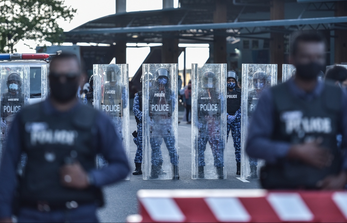 މާލެ- ސެޕްޓެމްބަރު 10، 2021: ކުރީގެ ރައީސް އަބްދުﷲ ޔާމީން މިނިވަން ކުރުމަށް ގޮވާލައި އިދިކޮޅު ޕީޕީއެމް/ޕީއެންސީ ކޯލިޝަނުން މިއަދު ބޭއްވި ހިނގާލުން ކޮންޓްރޯލް ކުރުމަށް އެސްއޯ ފުލުހުން ހަރަކާތްތެރިވަނީ--. ފޮޓޯ: ނިޝާން އަލީ/މިހާރު