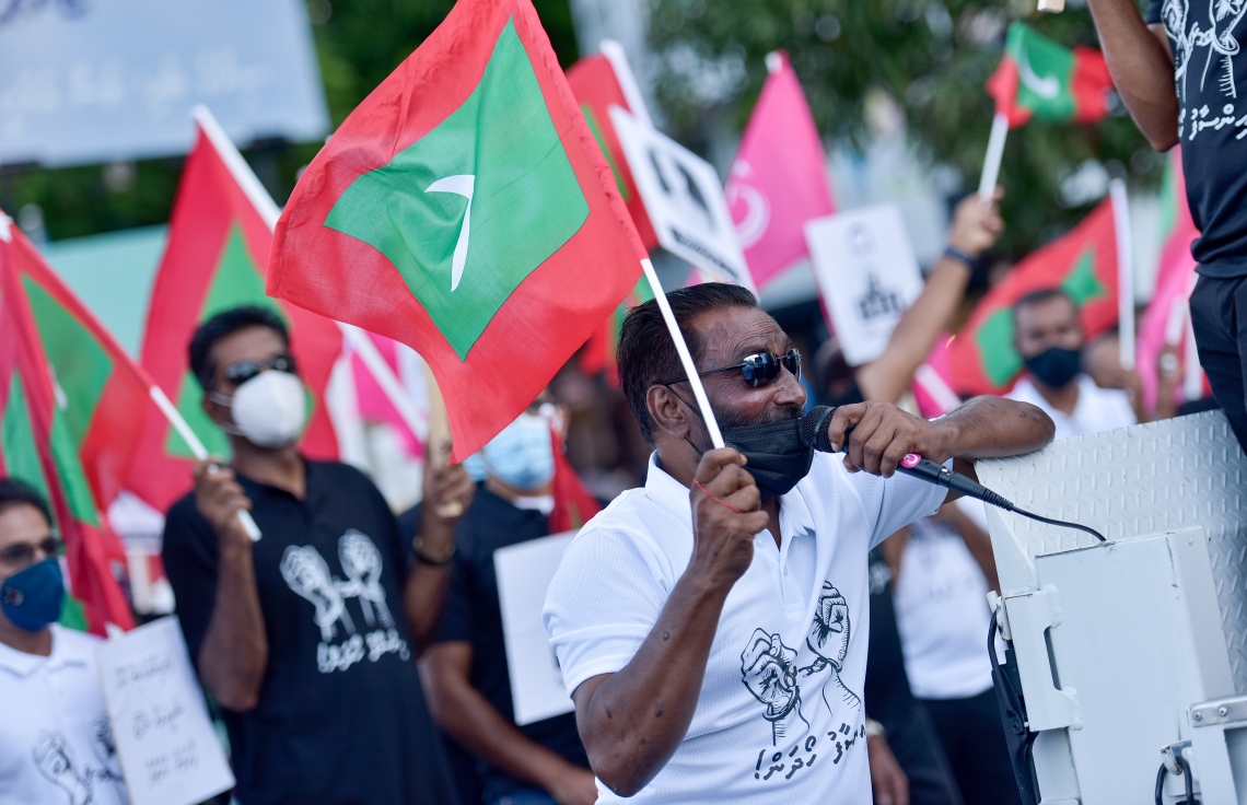 މާލެ- ސެޕްޓެމްބަރު 10، 2021: ކުރީގެ ރައީސް އަބްދުﷲ ޔާމީން މިނިވަން ކުރުމަށް ގޮވާލައި އިދިކޮޅު ޕީޕީއެމް/ޕީއެންސީ ކޯލިޝަނުން މިއަދު ބޭއްވި ހިނގާލުމުގައި ކުރީގެ މަޖިލިސް މެމްބަރު އައްސަދު ވާހަކަ ދައްކަނީ--. ފޮޓޯ: ނިޝާން އަލީ/މިހާރު