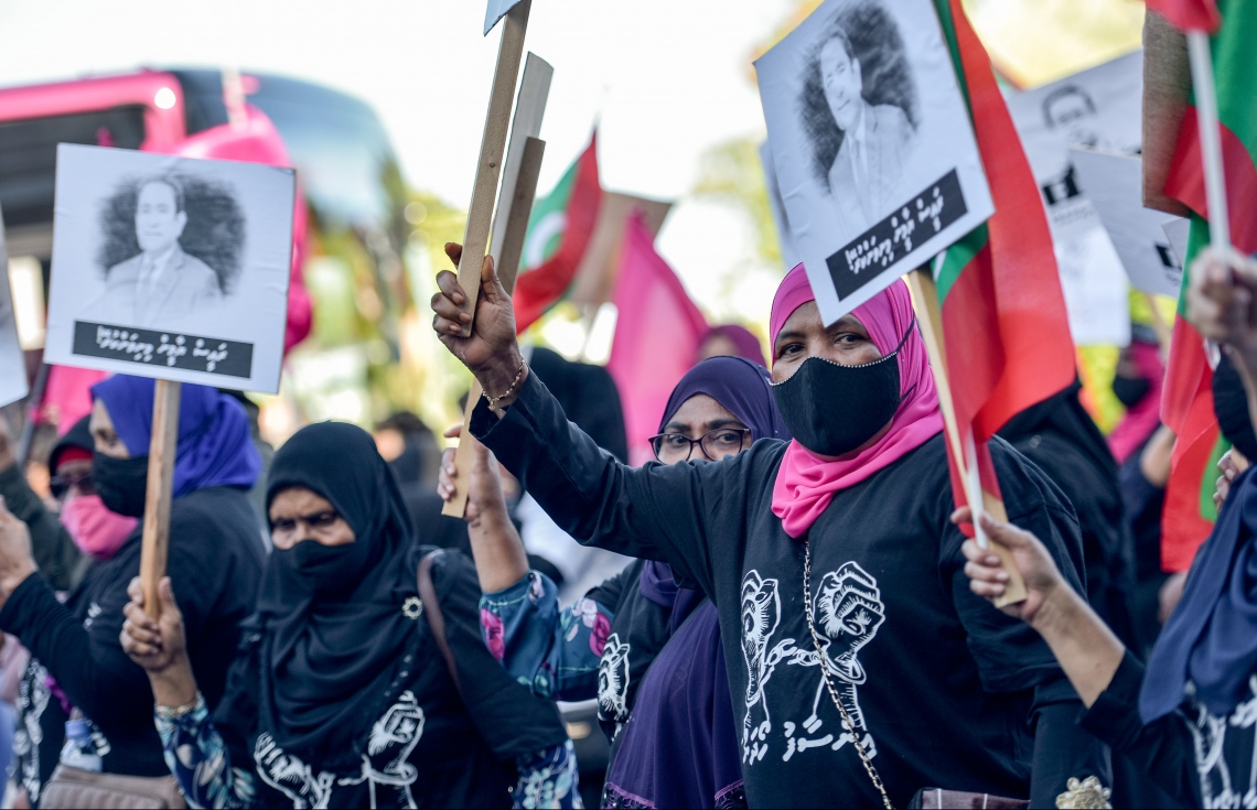 މާލެ- ސެޕްޓެމްބަރު 10، 2021: ކުރީގެ ރައީސް އަބްދުﷲ ޔާމީން މިނިވަން ކުރުމަށް ގޮވާލައި އިދިކޮޅު ޕީޕީއެމް/ޕީއެންސީ ކޯލިޝަނުން މިއަދު ބޭއްވި ހިނގާލުމުގައި ސަޕޯޓަރުން ބައިވެރިވަނީ--. ފޮޓޯ: ނިޝާން އަލީ/މިހާރު