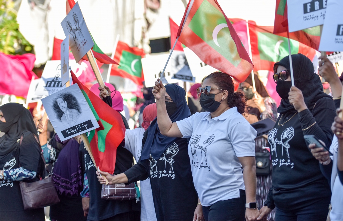 މާލެ- ސެޕްޓެމްބަރު 10، 2021: ކުރީގެ ރައީސް އަބްދުﷲ ޔާމީން މިނިވަން ކުރުމަށް ގޮވާލައި އިދިކޮޅު ޕީޕީއެމް/ޕީއެންސީ ކޯލިޝަނުން މިއަދު ބޭއްވި ހިނގާލުމުގައި ސަޕޯޓަރުން ބައިވެރިވަނީ--. ފޮޓޯ: ނިޝާން އަލީ/މިހާރު