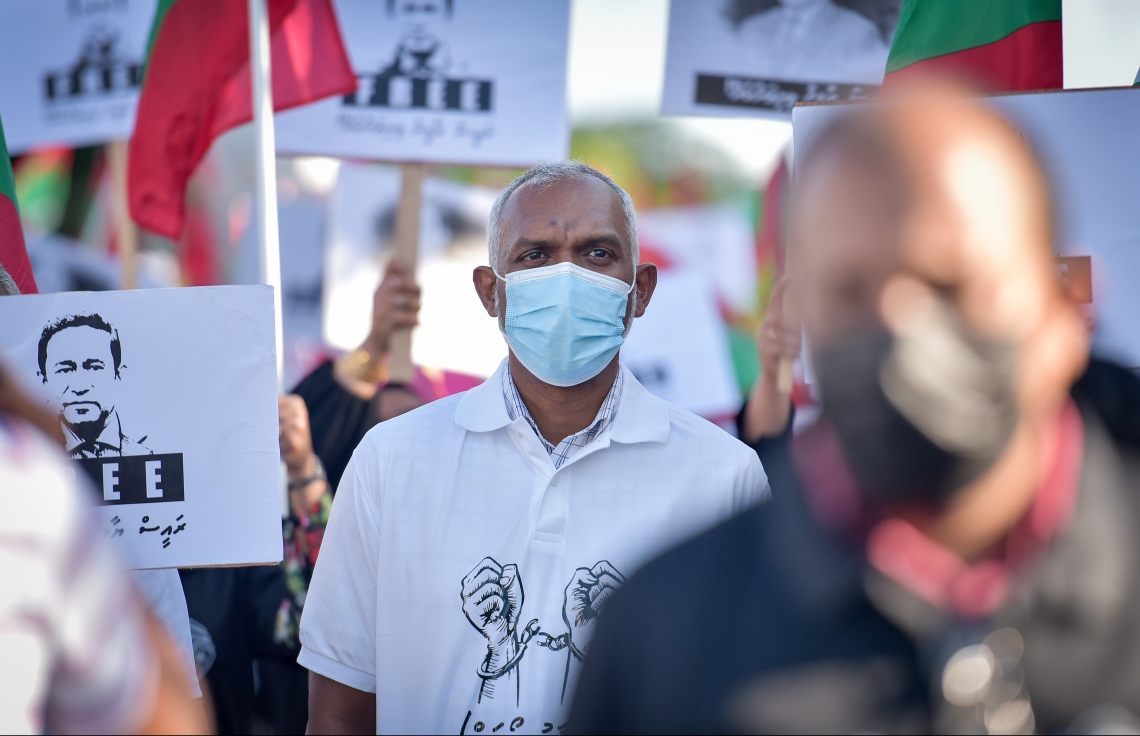 މާލެ- ސެޕްޓެމްބަރު 10، 2021: ކުރީގެ ރައީސް އަބްދުﷲ ޔާމީން މިނިވަން ކުރުމަށް ގޮވާލައި އިދިކޮޅު ޕީޕީއެމް/ޕީއެންސީ ކޯލިޝަނުން މިއަދު ބޭއްވި ހިނގާލުމުގައި މާލޭ ސިޓީގެ މޭޔަރު ޑރ. މުހައްމަދު މުއިއްޒު ބައިވެރިވެވަޑައިގަންނަވަނީ--. ފޮޓޯ: ނިޝާން އަލީ/މިހާރު