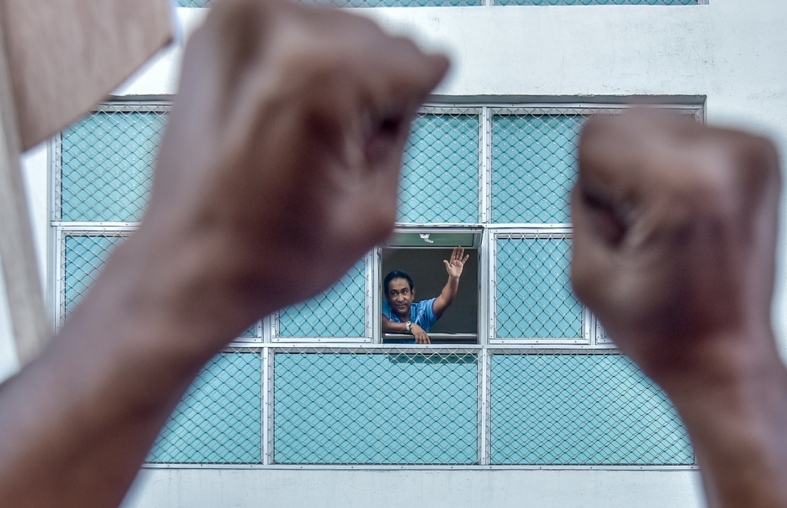 އިދިކޮޅުގެ މުޒާހަރާގެ ބައިވެރިން ޔާމީންގެ ގެކޮޅުގެ ކުރިމައްޗަށް މިއަދު ހަވީރު އެއްވުމުން އެ މަނިކުފާނު ކުޑަދޮރުން ބޯ ދިއްކުރައްވައި، ތާއީދު ހާމަކުރައްވަނީ.---ފޮޓޯ: ނިޝާން އަލީ/މިހާރު