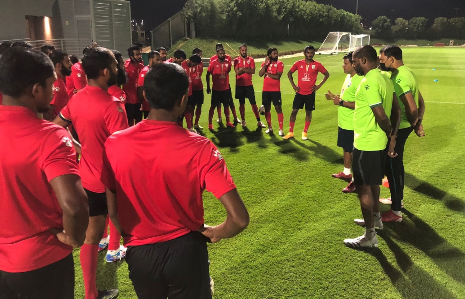 ގަތަރުގައި ގައުމީ ޓީމުގެ ފުރަތަމަ ޕްރެކްޓިސް ފެށުމުގެ ކުރިން އެސިސްޓެންޓް ކޯޗް އިސްމާއީލް މަހްފޫޒު ކުޅުންތެރިނާ ވާހަކަ ދައްކާލަނީ --- ފޮޓޯ: އެފްއޭއެމް