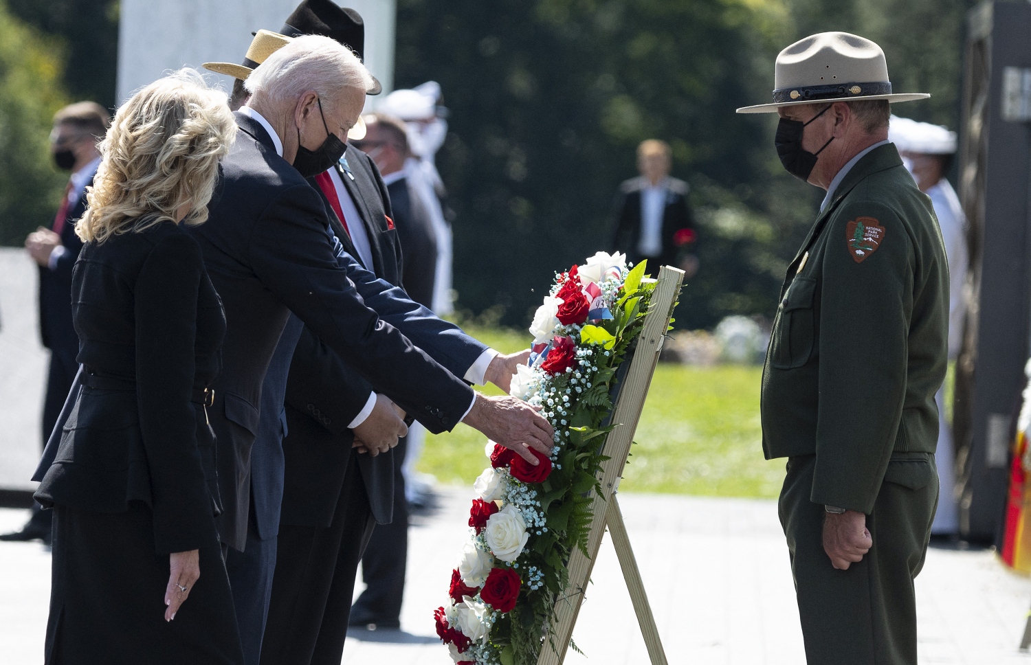 ސެޕްޓެމްބަރ 11، 2021؛ އަލްގާއިދާގެ ފަރާތުން ސެޕްޓެމްބަރު 11، 2001 ގައި އެމެރިކާ އަށް ދިން ޓެރަރިސްޓް ހަމަލާ އަށް 20 އަހަރު ފުރުން ފާހަގަކުރުމަށް، ޕެންސެލްވީނިއާގައި ބޭއްވި ރަސްމިއްޔާތުގައި، އެމެރިކާގެ ރައީސް ޖޯ ބައިޑެން، މާބޮނޑިއެއް ބާއްވަނީ. --އޭއެފްޕީ