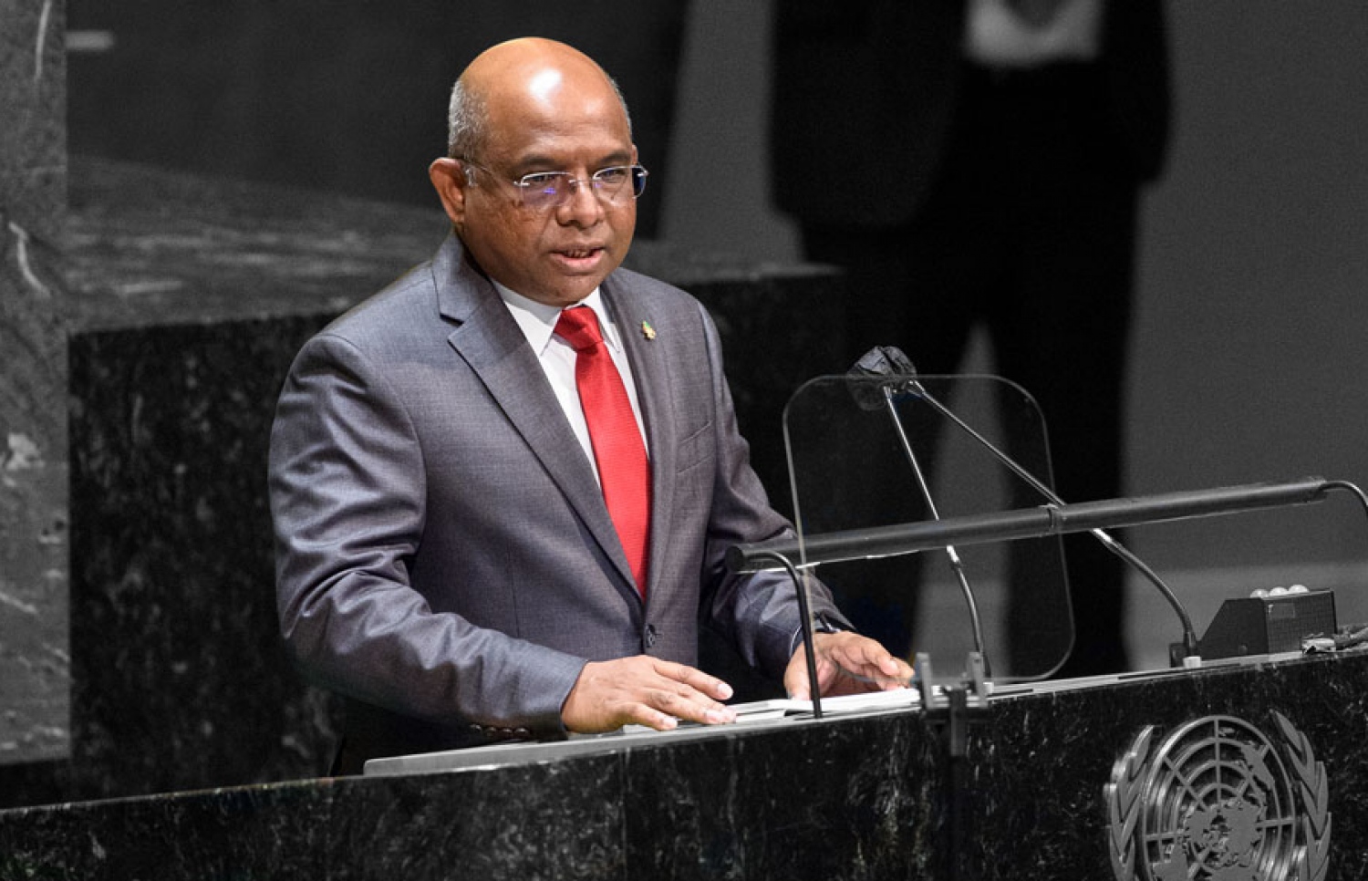 ޝާހިދު އާއްމު މަޖިލީހުގައި ތަގުރީރު ކުރައްވަނީ.