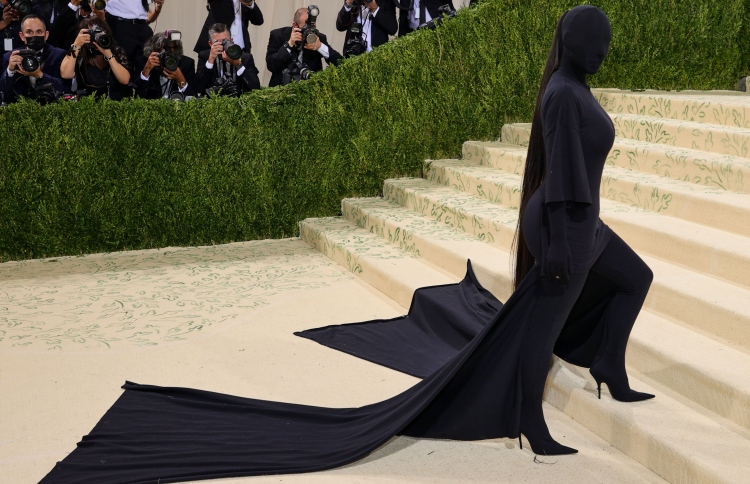 ކިމް ކާޑޭޝަން ހެދުންއެޅިގޮތުން ނުޖަހާ ޖޯކެއް ނެތް