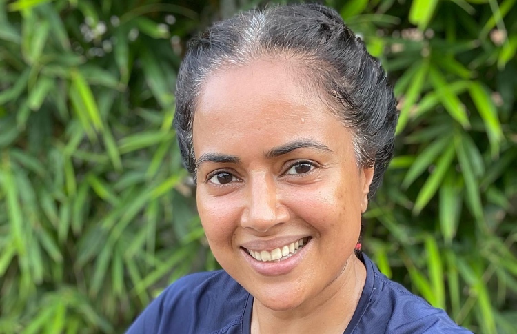 ސަމީރާ ހުރީ ކުލަޔާއި މޭކަޕް ދޫކޮށްލައިގެން