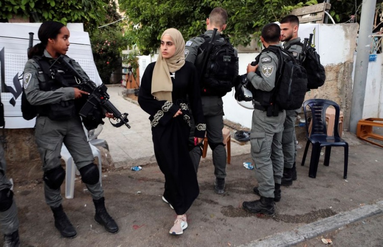 އެންމެ ނުފޫޒު ގަދަ ޝަޚްސިއްޔަތުންގެ ތެރޭގައި މުނާ