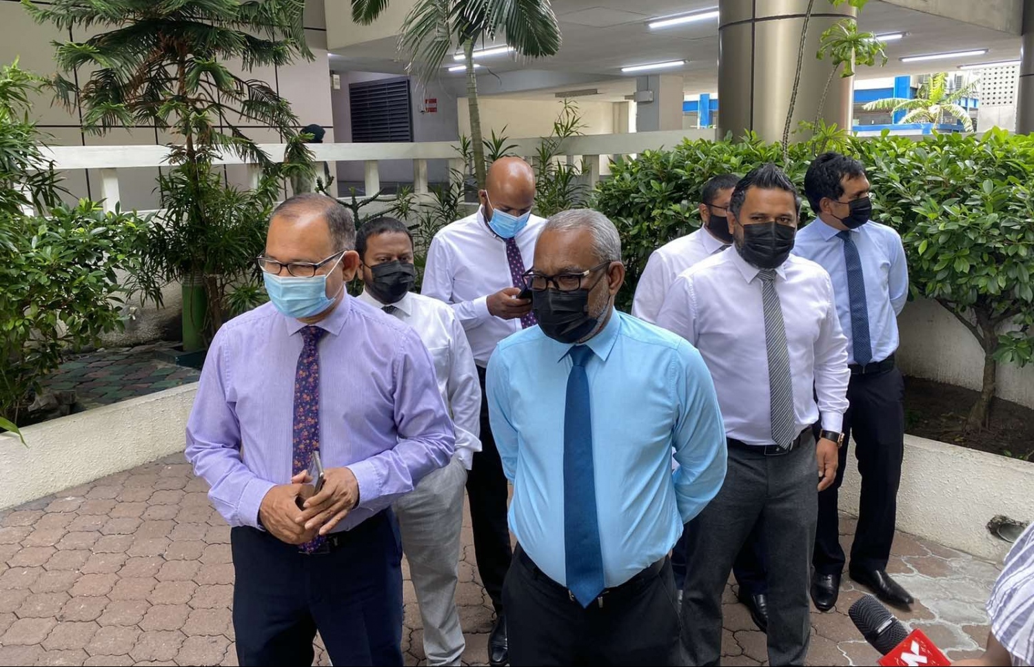 އިދިކޮޅުން ޕީީޖީ ޝަމީމްއާ މިއަދު ބައްދަލުކުރުމަށް ފަހު މީޑިއާއާ ވާހަކަ ދައްކަވަނީ.---ފޮޓޯ: ޕީޕީއެމް