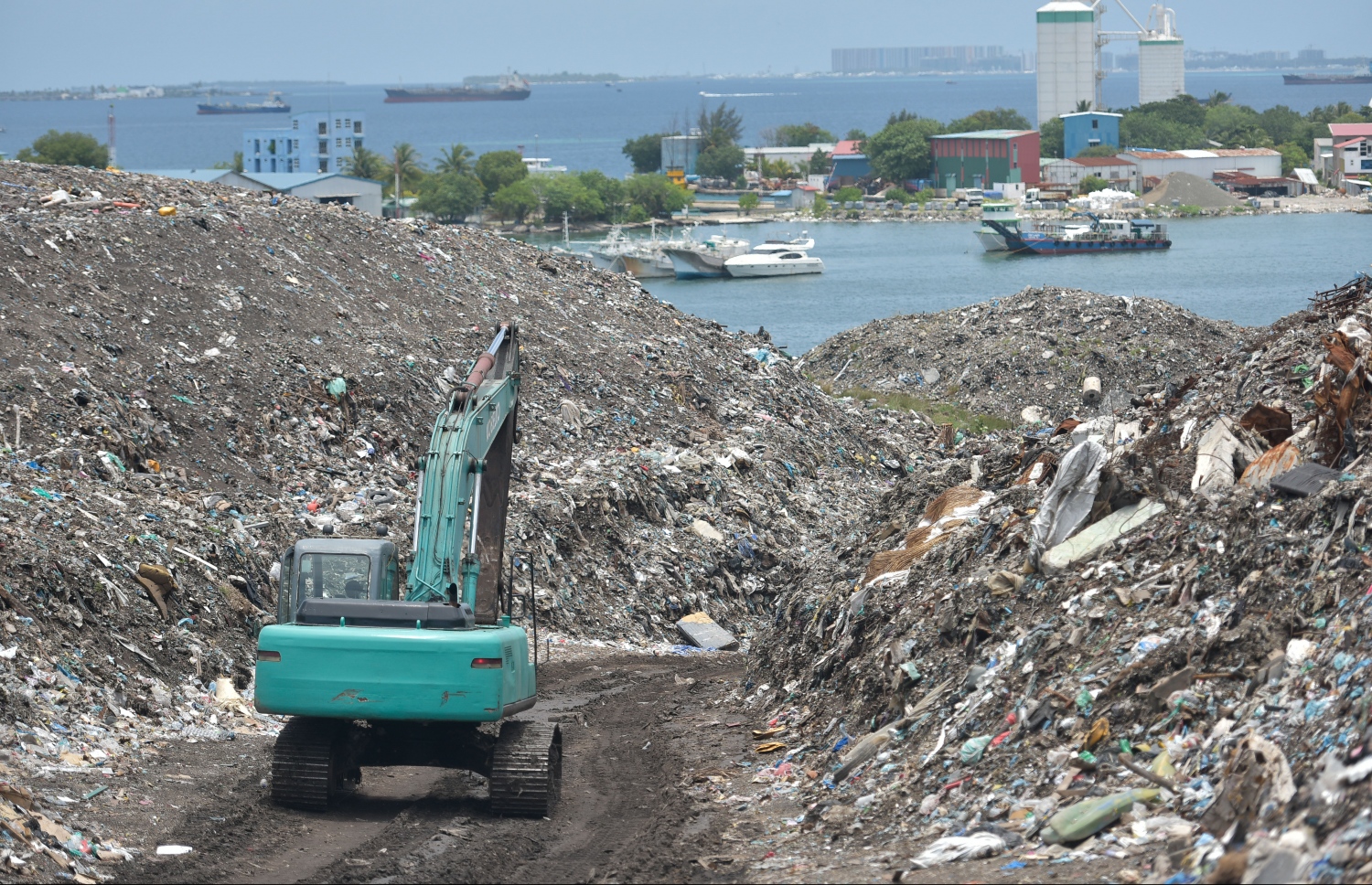 ތިލަފުށީގެ ކުނި ފަރުބަދަ: މިތަނަށް ކުޅި އެޅުން ވަނީ ހުއްޓާލައިފައި. އަދި މިތަނުން ދުން އެރުމާއި ނުބައި ވަސް ދުވުން މިހާރު ވަނީ ހުއްޓުވައިފައި.-- ފޮޓޯ: ނިޝާން އަލީ / މިހާރު