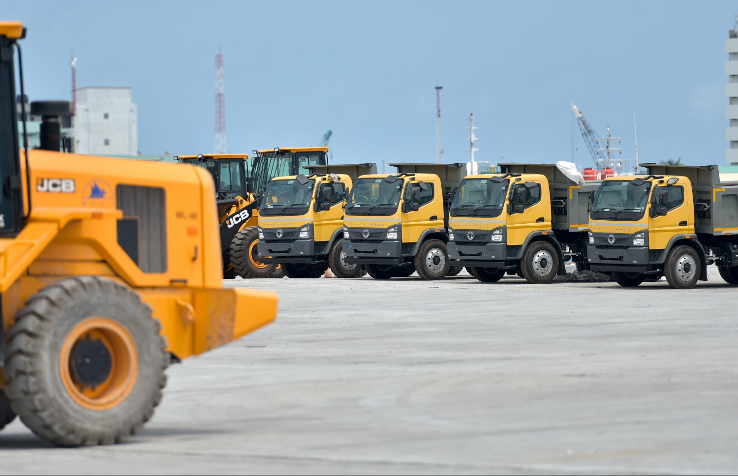 ކުނި އުފުލަން ހާއްސަކޮށްފައިވާ ވެހިކަލްތަކެއް: ފުރަތަމަ ފިޔަވައްސަށް ބޭނުންވާ ވެހިކަލްތަކާއި މެޝިނަރީޒް ވަނީ ހަމަކޮށްފައި. -- ފޮޓޯ: ނިޝާން އަލީ/ މިހާރު