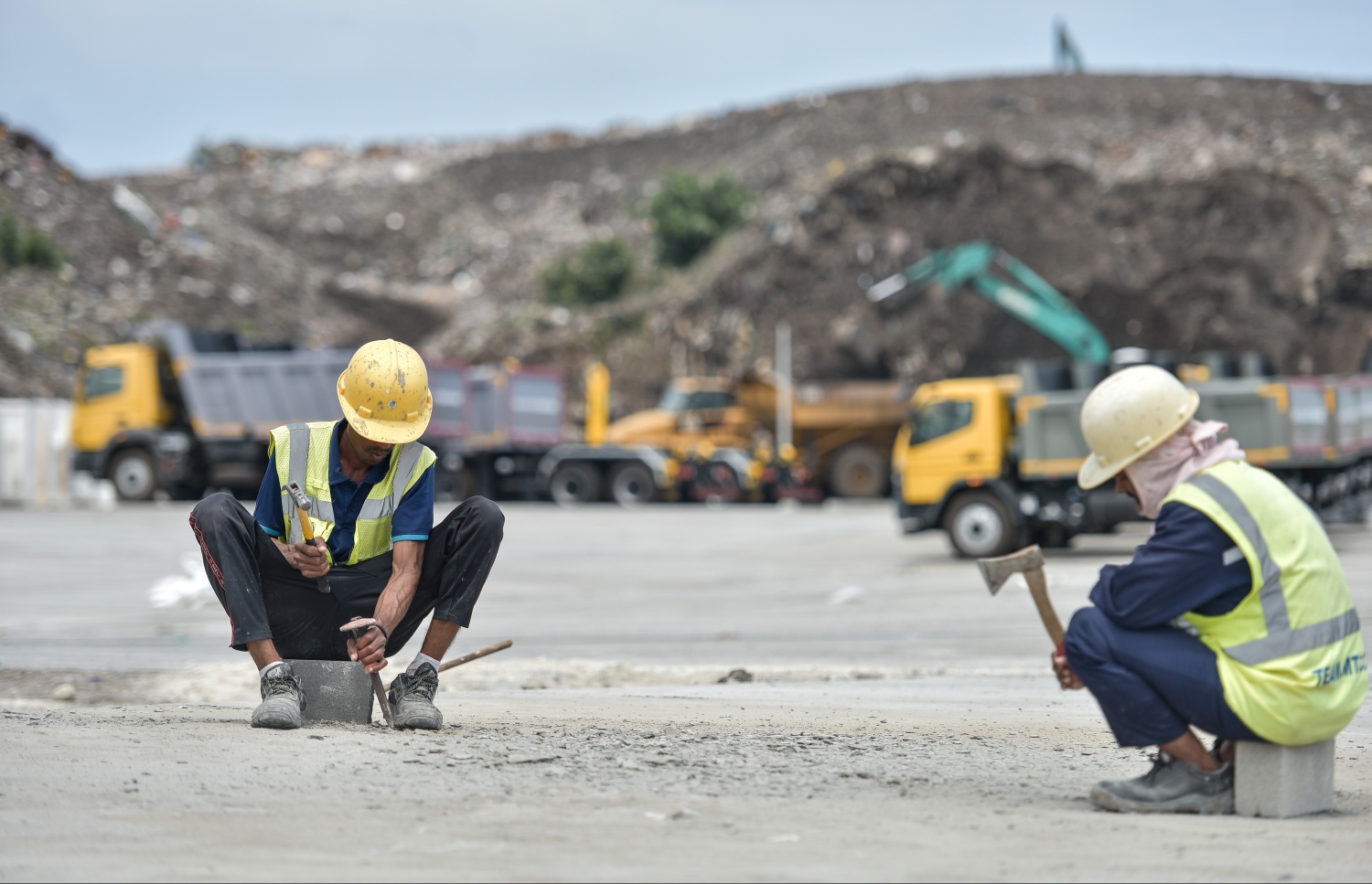 ތިލަފުށީގައި މުވައްޒަފުންތަކެއް މަސައްކަތުގައި. -- ފޮޓޯ: ނިޝާން އަލީ/ މިހާރު