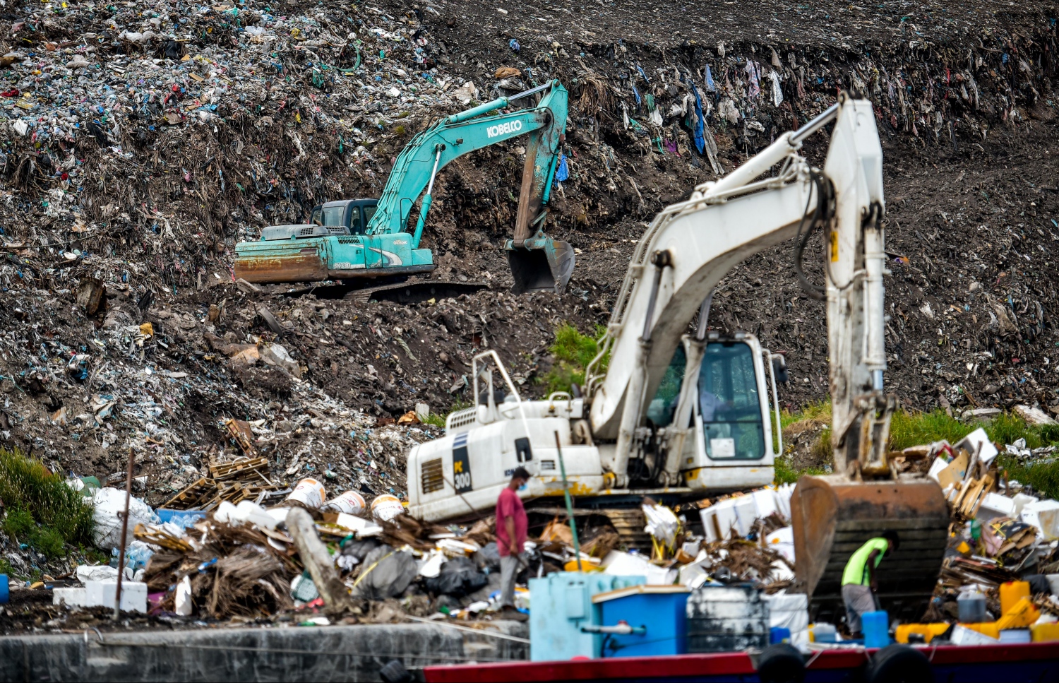 ކުނި ފަރުބަދައިން ބާވަތްތައް ވަކިކުރަނީ: މީގެ 29 އަހަރު ކުރިން ފެށިގެން ކުނި ޖަމާކުރަން ފެށި މި ފަރުބަދައިން ވަނީ އެކި ބާވަތްތައް ވަކިކޮށްފައި. -- ފޮޓޯ: ނިޝާން އަލީ/ މިހާރު