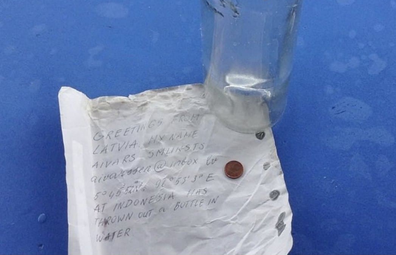 މި ފުޅީގައި އޮތް ކަރުދާސްކޮޅުގައި ލިޔެފައިވާ މެސެޖު. އަދި މި ފުޅި ތެރޭގައި އޮތް ފަސް ޔޫރޯގެ ކޮއިން ކަރުދާސްކޮޅުގެ މަތީގައި.