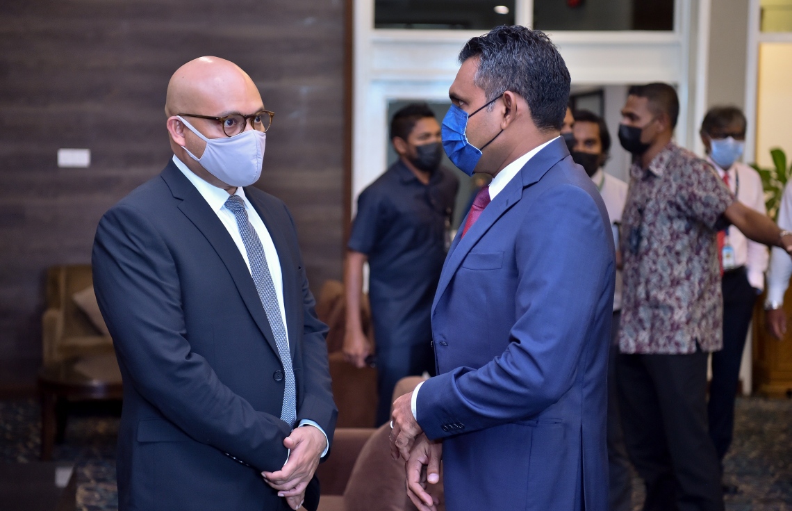 ވީއައިއޭ: ސެޕްޓެމްބަރު 18، 2021- އދ. ގެ 76 ވަނަ އަހަރީ އާންމު ޖަލްސާ އަށް ރައީސް އިބްރާހިމް މުހައްމަދު ސޯލިހާއި އަނބިކަނބަލުން ފަޒްނާ އަހުމަދު ނިއު ޔޯކަށް ފުރާވަޑައިގަތުމުގެ ރަސްމިއްޔާތުގެ ތެރެއިން، ނައިބު ރައީސް ފައިސަލް ނަސީމާއި ރައީސް އޮފީހުގެ ފޮރިން ރިލޭޝަންސް ސެކްރެޓަރީ އިބްރާހިމް ހޫދު ވާހަކަ ދައްކަވަނީ.---ފޮޓޯ: ރައީސް އޮފީސް