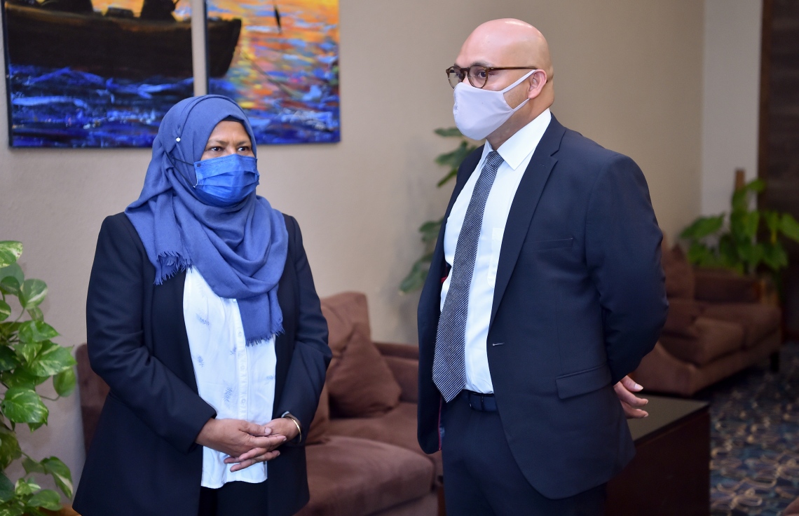 ވީއައިއޭ: ސެޕްޓެމްބަރު 18، 2021- އދ. ގެ 76 ވަނަ އަހަރީ އާންމު ޖަލްސާ އަށް ރައީސް އިބްރާހިމް މުހައްމަދު ސޯލިހާއި އަނބިކަނބަލުން ފަޒްނާ އަހުމަދު ނިއު ޔޯކަށް ފުރާވަޑައިގަތުމުގެ ރަސްމިއްޔާތުގެ ތެރެއިން، ރައީސް އޮފީހުގެ ފޮރިން ރިލޭޝަންސް ސެކްރެޓަރީ އިބްރާހިމް ހޫދާއި ރައީސްގެ ސެކްރެޓަރީ ފާތިމަތު މުހައްމަދު ސޯލިހު ވާހަކަ ދައްކަވަނީ.---ފޮޓޯ: ރައީސް އޮފީސް