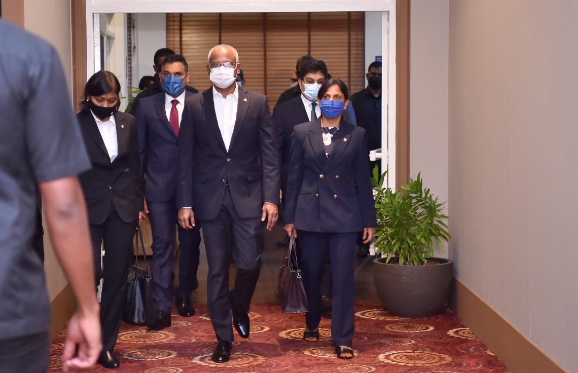 ވީއައިއޭ: ސެޕްޓެމްބަރު 18، 2021- އދ. ގެ 76 ވަނަ އަހަރީ އާންމު ޖަލްސާ އަށް ރައީސް އިބްރާހިމް މުހައްމަދު ސޯލިހާއި އަނބިކަނބަލުން ފަޒްނާ އަހުމަދު ނިއު ޔޯކަށް ފުރާވަޑައިގަތުމަށްޓަކައި އެއާޕޯޓުގެ ވީއައިޕީ ލައުންޖުގައި.---ފޮޓޯ: ރައީސް އޮފީސް