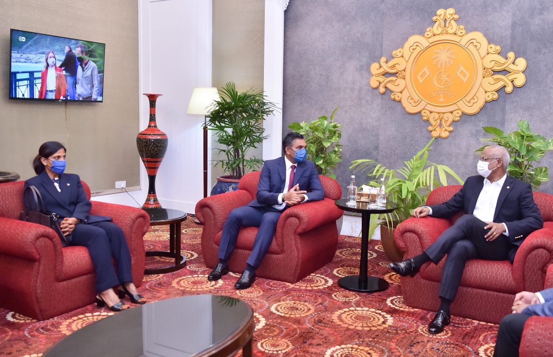 ވީއައިއޭ: ސެޕްޓެމްބަރު 18، 2021- އދ. ގެ 76 ވަނަ އަހަރީ އާންމު ޖަލްސާ އަށް ރައީސް އިބްރާހިމް މުހައްމަދު ސޯލިހާއި އަނބިކަނބަލުން ފަޒްނާ އަހުމަދު ނިއު ޔޯކަށް ފުރާވަޑައިގަތުމުގެ ކުރިން އެއާޕޯޓުގެ ވީއައިޕީ ލައުންޖުގައި ނައިބު ރައީސް ފައިސަލް ނަސީމާ ވާހަކަފުޅު ދައްކަވަނީ.---ފޮޓޯ: ރައީސް އޮފީސް