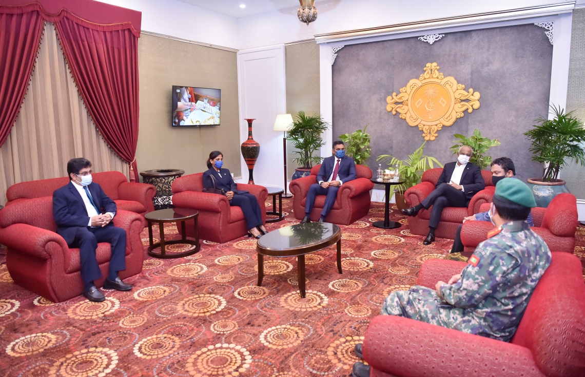 ވީއައިއޭ: ސެޕްޓެމްބަރު 18، 2021- އދ. ގެ 76 ވަނަ އަހަރީ އާންމު ޖަލްސާ އަށް ރައީސް އިބްރާހިމް މުހައްމަދު ސޯލިހާއި އަނބިކަނބަލުން ފަޒްނާ އަހުމަދު ނިއު ޔޯކަށް ފުރާވަޑައިގަތުމުގެ ކުރިން އެއާޕޯޓުގެ ވީއައިޕީ ލައުންޖުގައި ދައުލަތުގެ ބައެއް އިސް ބޭފުޅުންނާއެކު.---ފޮޓޯ: ރައީސް އޮފީސް