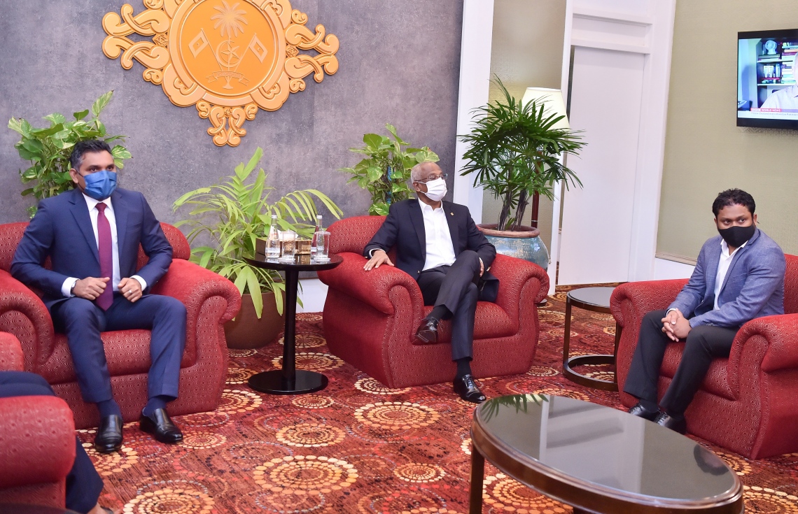 ވީއައިއޭ: ސެޕްޓެމްބަރު 18، 2021- އދ. ގެ 76 ވަނަ އަހަރީ އާންމު ޖަލްސާ އަށް ރައީސް އިބްރާހިމް މުހައްމަދު ސޯލިހާއި އަނބިކަނބަލުން ފަޒްނާ އަހުމަދު ނިއު ޔޯކަށް ފުރާވަޑައިގަތުމުގެ ކުރިން އެއާޕޯޓުގެ ވީއައިޕީ ލައުންޖުގައި ނައިބު ރައީސް ފައިސަލް ނަސީމާއި ރައީސް އޮފީހުގެ ޗީފް އޮފް ސްޓާފް އަލީ ޒާހިރާއެކު.---ފޮޓޯ: ރައީސް އޮފީސް