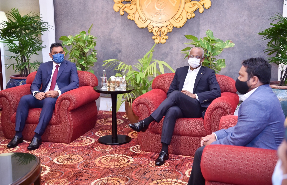 ވީއައިއޭ: ސެޕްޓެމްބަރު 18، 2021- އދ. ގެ 76 ވަނަ އަހަރީ އާންމު ޖަލްސާ އަށް ރައީސް އިބްރާހިމް މުހައްމަދު ސޯލިހާއި އަނބިކަނބަލުން ފަޒްނާ އަހުމަދު ނިއު ޔޯކަށް ފުރާވަޑައިގަތުމުގެ ކުރިން އެއާޕޯޓުގެ ވީއައިޕީ ލައުންޖުގައި ނައިބު ރައީސް ފައިސަލް ނަސީމާއި ރައީސް އޮފީހުގެ ޗީފް އޮފް ސްޓާފް އަލީ ޒާހިރާއެކު.---ފޮޓޯ: ރައީސް އޮފީސް