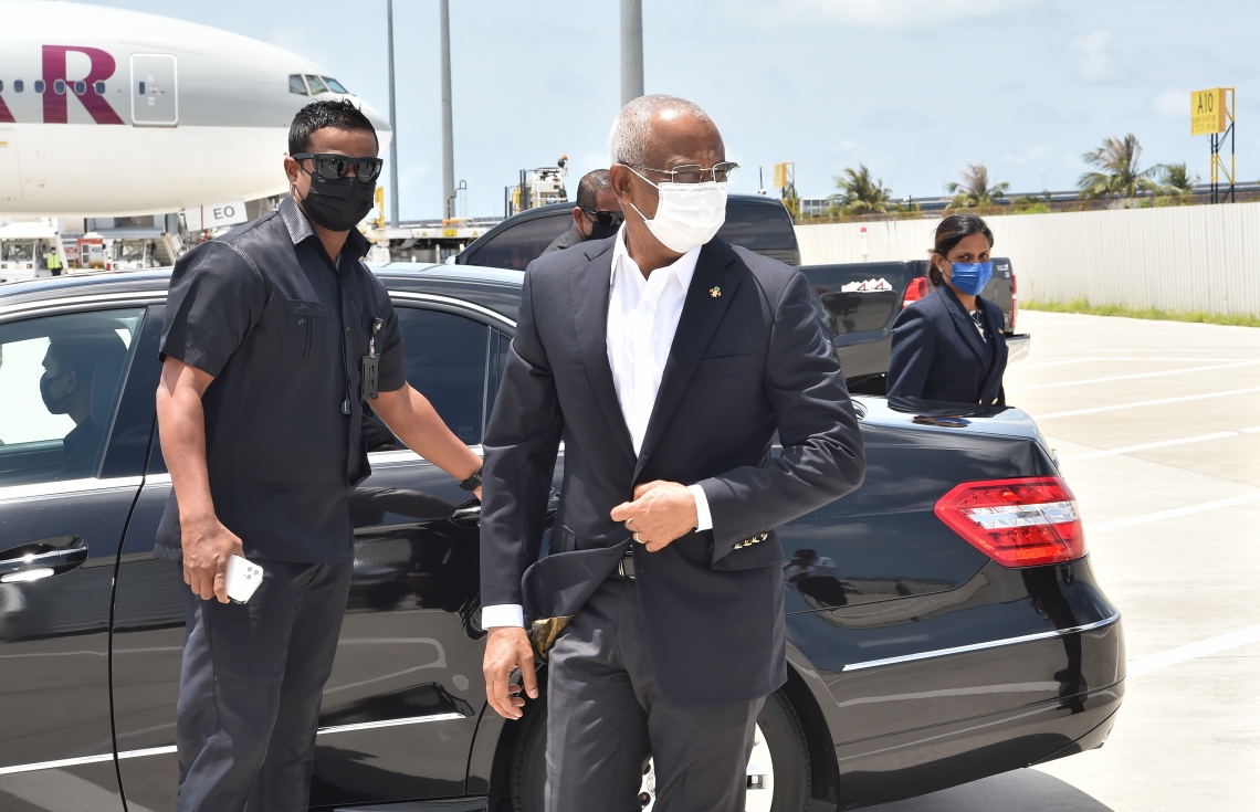 ވީއައިއޭ: ސެޕްޓެމްބަރު 18، 2021- އދ. ގެ 76 ވަނަ އަހަރީ އާންމު ޖަލްސާ އަށް ރައީސް އިބްރާހިމް މުހައްމަދު ސޯލިހާއި އަނބިކަނބަލުން ފަޒްނާ އަހުމަދު ނިއު ޔޯކަށް ފުރާވަޑައިގަތުމަށްޓަކައި މަތިންދާބޯޓަށް އަރާވަޑައިގަންނަވަނީ.---ފޮޓޯ: ރައީސް އޮފީސް