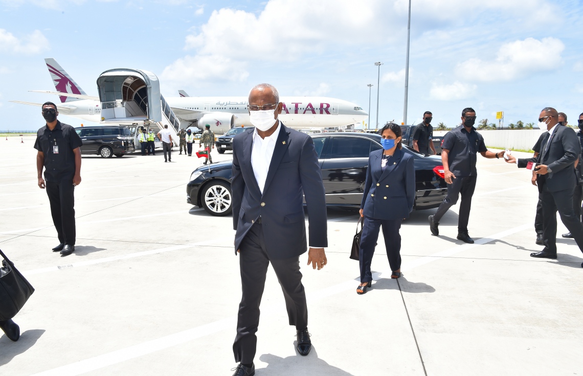 ވީއައިއޭ: ސެޕްޓެމްބަރު 18، 2021- އދ. ގެ 76 ވަނަ އަހަރީ އާންމު ޖަލްސާ އަށް ރައީސް އިބްރާހިމް މުހައްމަދު ސޯލިހާއި އަނބިކަނބަލުން ފަޒްނާ އަހުމަދު ނިއު ޔޯކަށް ފުރާވަޑައިގަތުމަށްޓަކައި މަތިންދާބޯޓަށް އަރާވަޑައިގަންނަވަނީ.---ފޮޓޯ: ރައީސް އޮފީސް