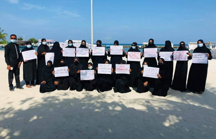 ސިވިލް ސާވަންޓުން ކަޅު ހެދުމުގައި ހިމޭން އިހުތިޖާޖުގައި