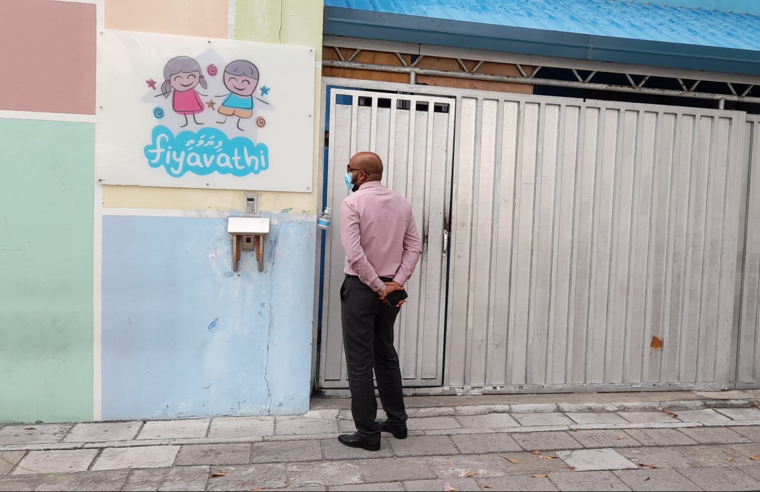 ހުޅުމާލެ ފިޔަވަތީގެ ދޮރުމަތީގައި މީހަކު ހުއްޓިލައިގެން: މިތަނުގައި ތިބީ އާއިލާތަކުން އިހުމާލުވެ އަޅާލުމާއި ލޯބިން މަހްރޫމްވެފައި ތިބި ކުދިންތައް.