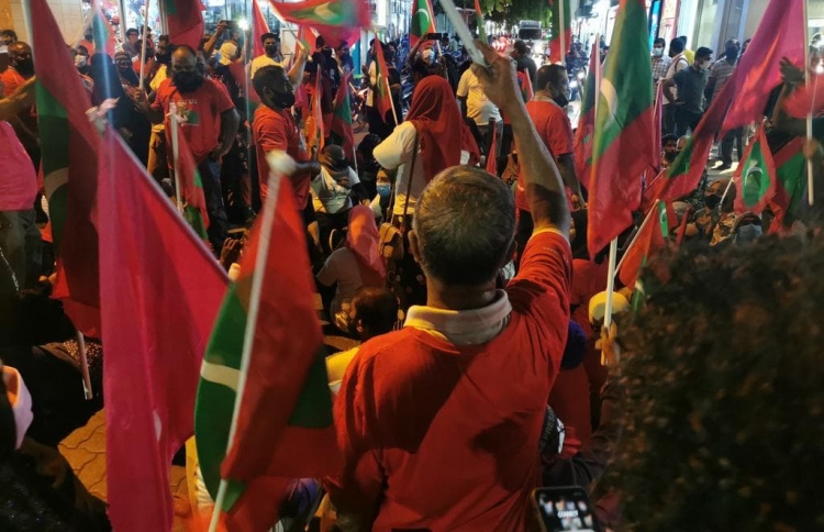 މުޒާހަރާ ރޫޅާލުމުގައި ނޫސްވެރިންނާއި އާންމުންނަށް އަނިޔާ