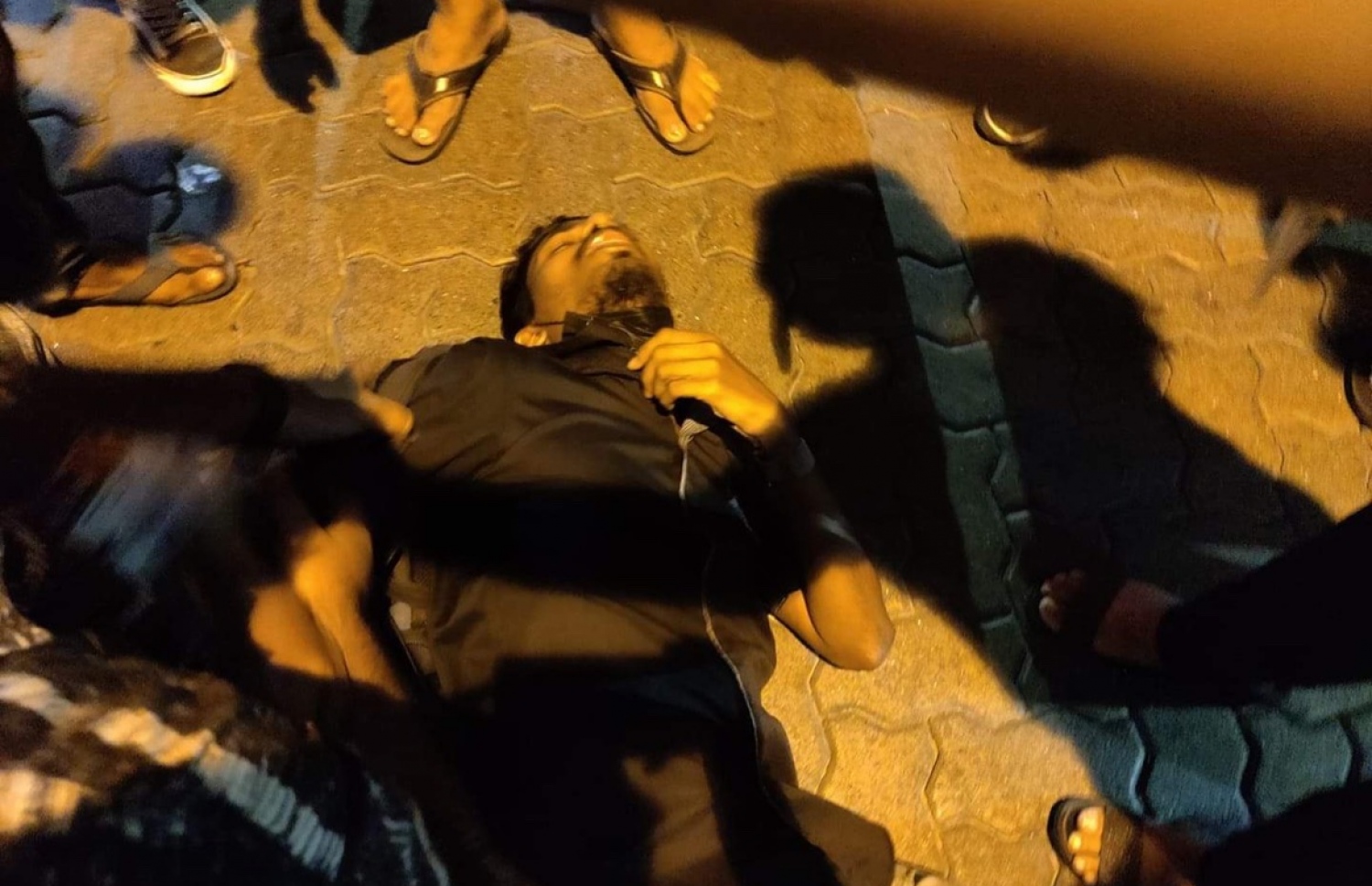 އިދިކޮޅު ޕީޕީއެމް/ޕީއެންސީ ކޯލިޝަނުން ބޭއްވި މުޒަހާރާގައި ބައެއް ނޫސްވެރިންނަށް އަނިޔާވެފައި.-- ފޮޓޯ: ކޭޑު