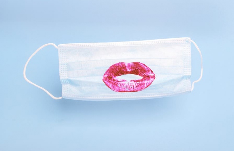 މާސްކާ ހެދި ލިޕްސްޓިކްގެ ޑިމާންޑް ދަށެއް ނުވޭ