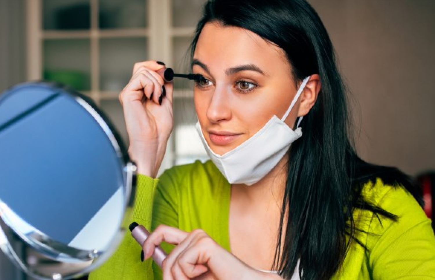 އަންހެނަކު މޭކަޕްކުރަނީ.