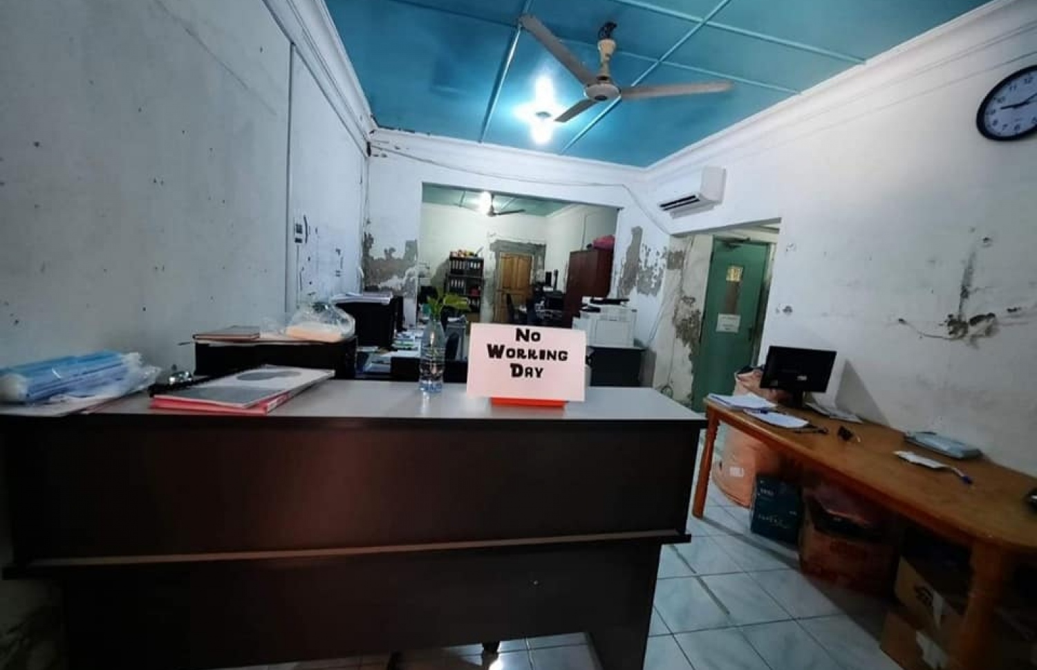 ސިވިލް ސާވިސް އޮފީހެއްގައި މުވައްޒަފުން މަސައްކަތްނުކުރާކަން އަންގައިދޭ ލިޔުމެއް ތަތްކޮށްފައި.--