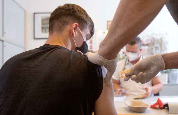 އެމެރިކާ އާއި ވިލާތުގައި އޮމިކްރޯންގެ ބިރު ބޮޑުވަނީ