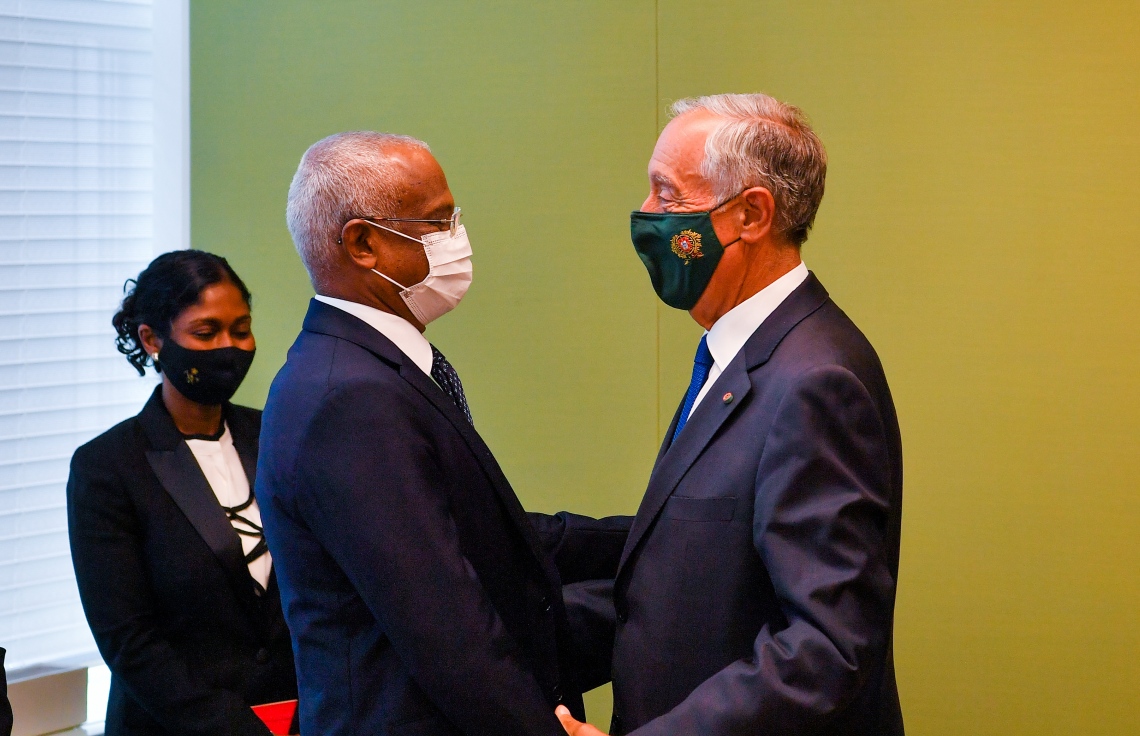 ނިއު ޔޯކް، އެމެރިކާ: އދ. ގެ 76 ވަނަ އާންމު މަޖިލީހުގެ ޖަލްސާގައި ބައިވެރިވެވަޑައިގަތުމަށް ރައީސް އިބްރާހިމް މުހައްމަދު ސޯލިހު ނިއު ޔޯކަށް ކުރައްވާ ދަތުރުފުޅުގެ ތެރެއިން، ޕޯޗުގަލްގެ ރައީސް މާސެލޯ ރެބެލޯ ޑިސޯޒާއާ ބައްދަލުކުރައްވަނީ.---ފޮޓޯ: ރައީސް އޮފީސް